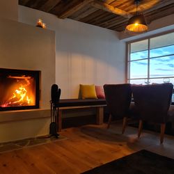 Wohnbereich mit Kamin Ferienhaus Weinschlöss'l ©Liebe zur Steiermark