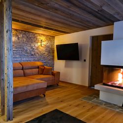 Wohnbereich mit gemütlicher Couch & Kamin ©Liebe zur Steiermark