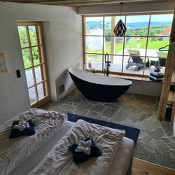 Schlafzimmer mit Badewanne Haus Weinschlöss'l ©Liebe zur Steiermark